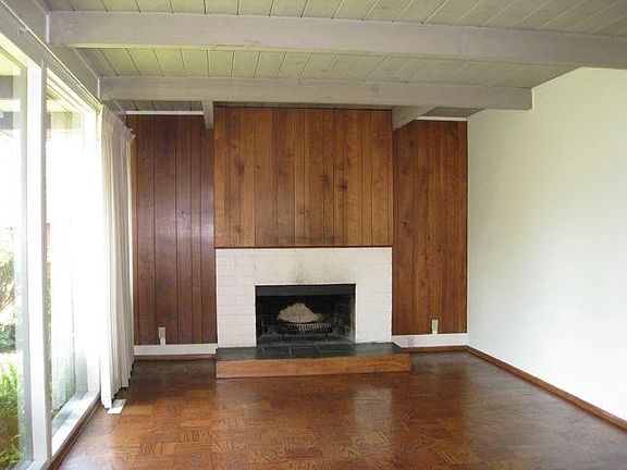 Living room with no furniture ; visualize your furniture here