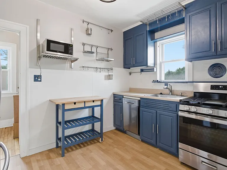 2823 Queen St — Photo 2