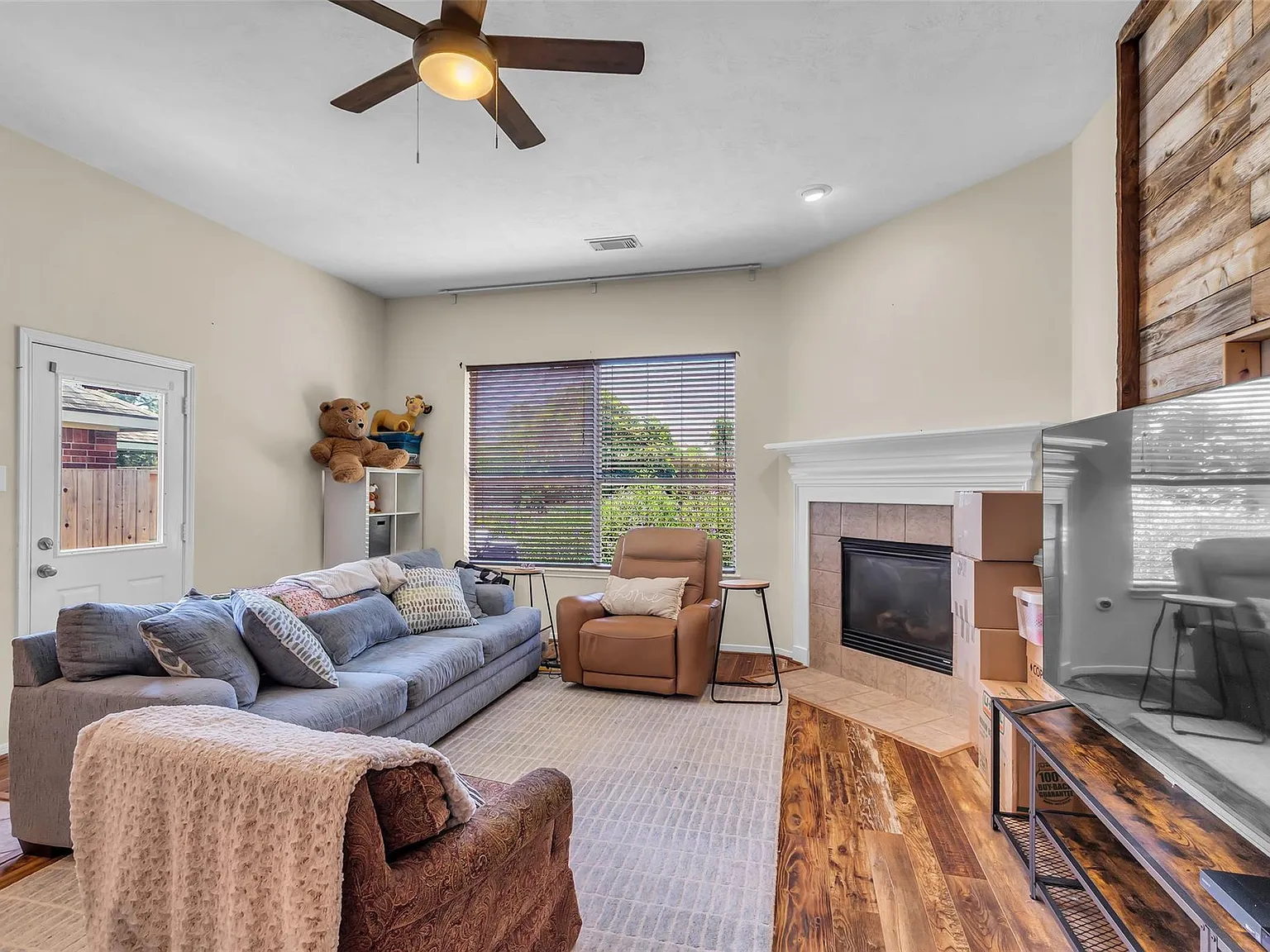 3 bed, 2.0 bath, 1825 sqft, $2,200 — Photo 2