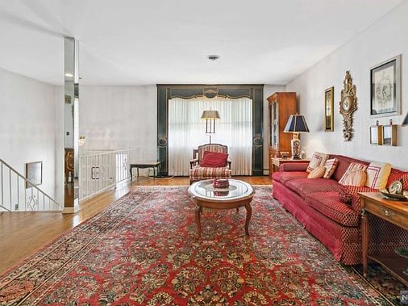 3rd image of 164 Lawrence Ave