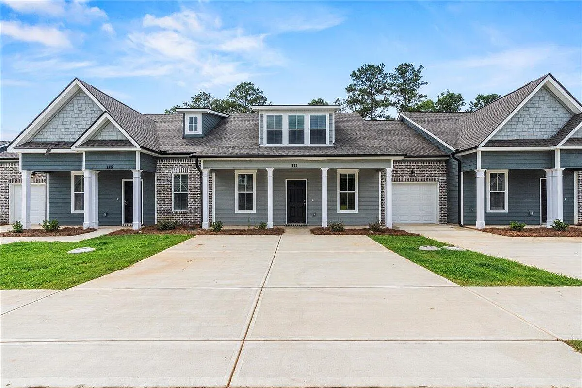 3 bed, 2.0 bath, 1469 sqft, $2,200 — Photo 1