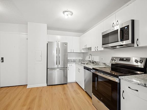 3rd image of 5320 N Sheridan Rd APT 409