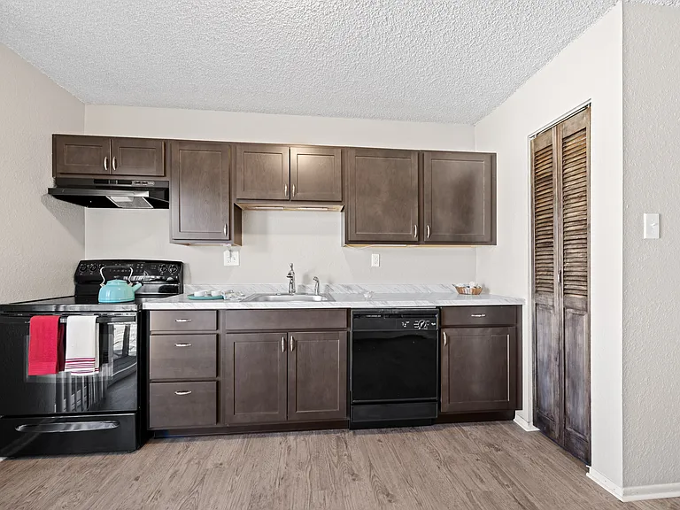 1305 Estes St — Photo 2