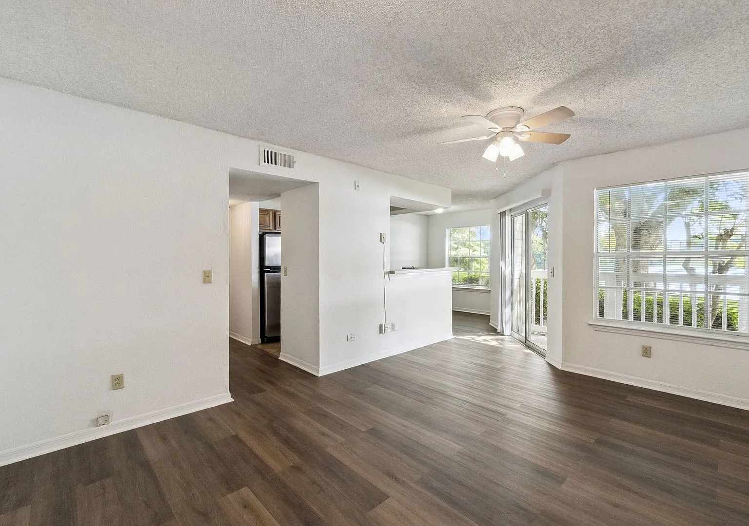 1 BR / 1 BA Condo in Tradewinds — Photo 2