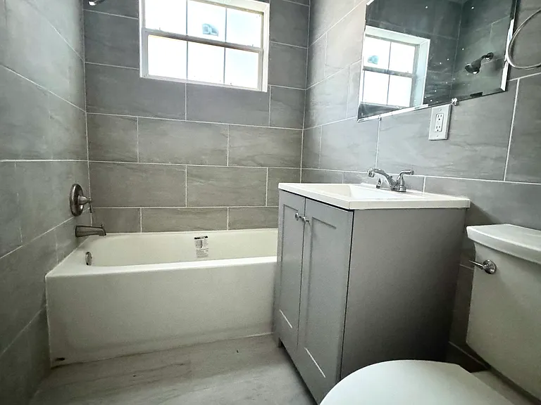 1040 Greenwood Ave NE #5 — Photo 3