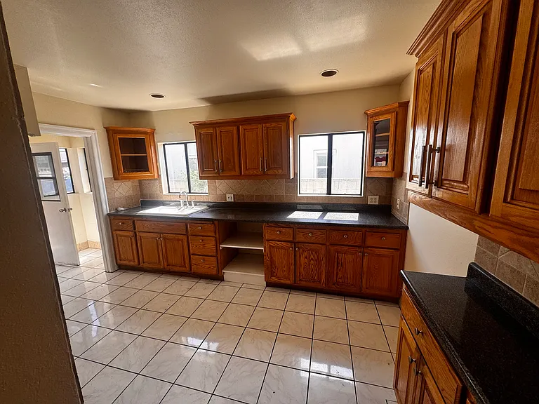 2653 Flower St — Photo 8