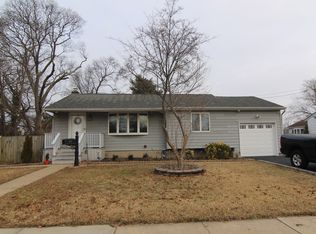 77 Paprocki Ave, West Islip, NY 11795