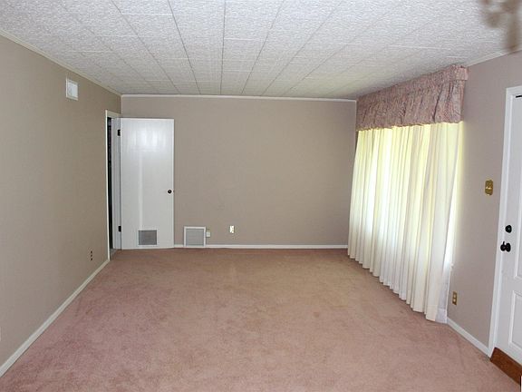 2nd image of 618 Lakeshore Dr