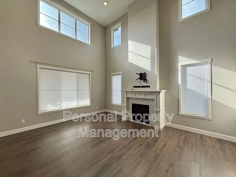 5 bed, 2.5 bath, 2903 sqft, $3,295 — Photo 4