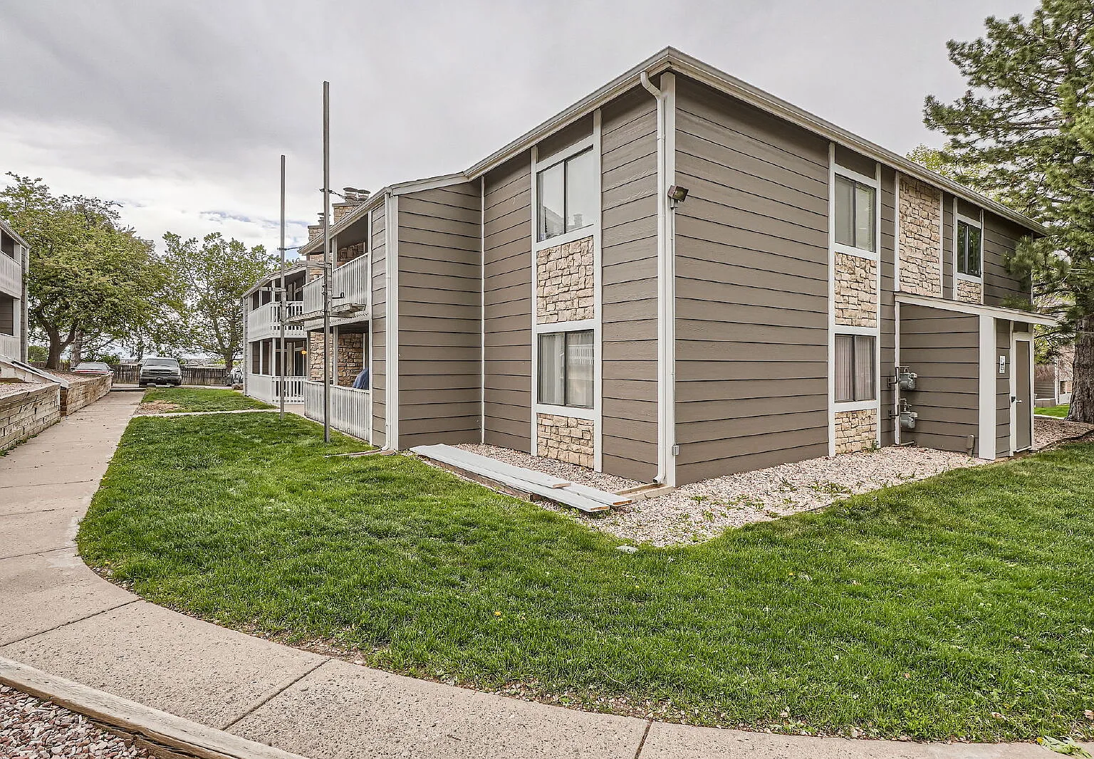 3 bed, 2.0 bath, 1177 sqft, $1,895 — Photo 2