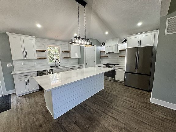 4th image of 605 E State Road 124