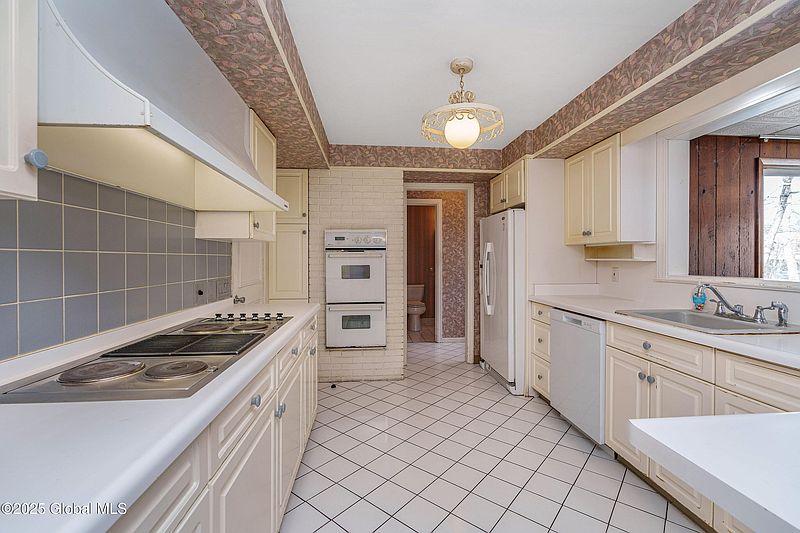 3rd image of 315 Hackett Boulevard