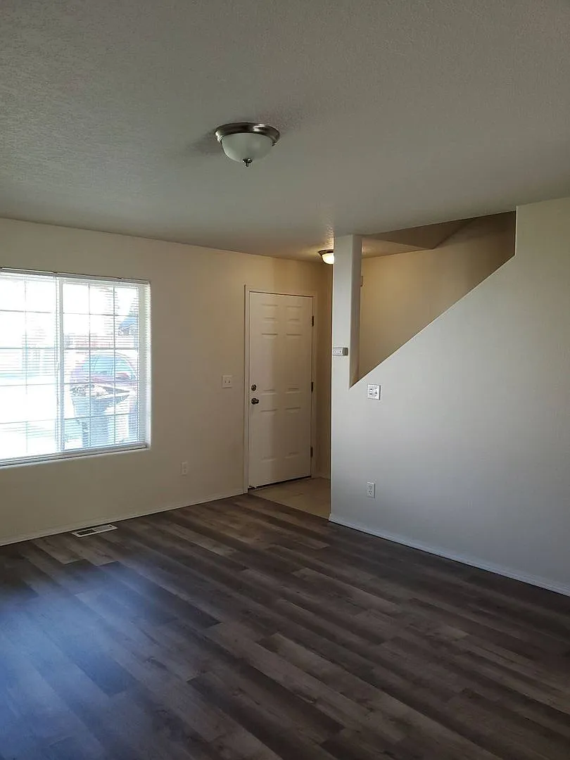 460 Laguna Dr — Photo 2