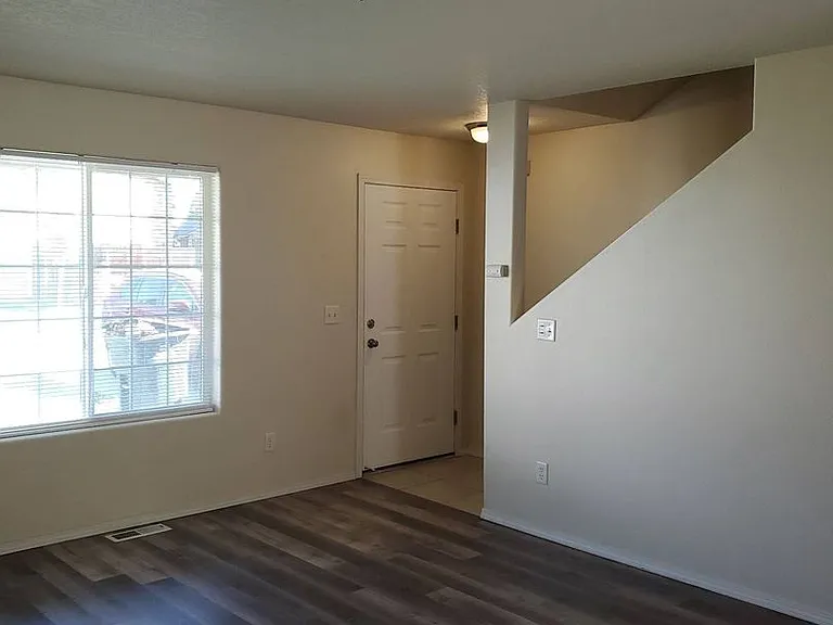 460 Laguna Dr — Photo 2