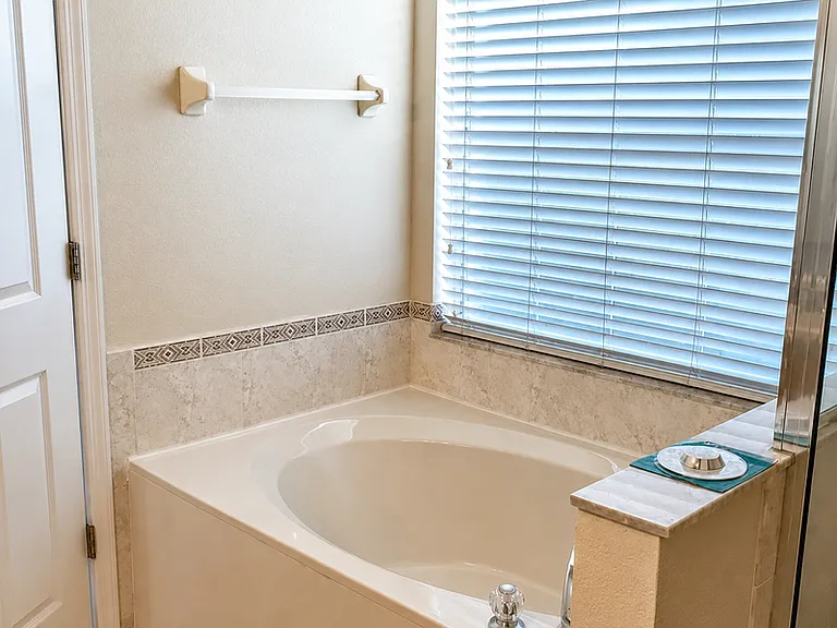 838 Addison Dr NE — Photo 20