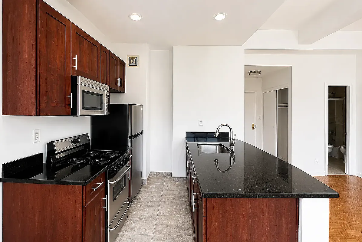 213 East 37th Street — Photo 4