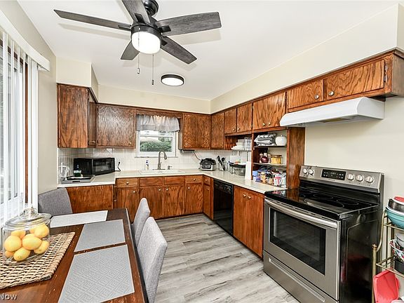3rd image of 51 Devonshire Dr
