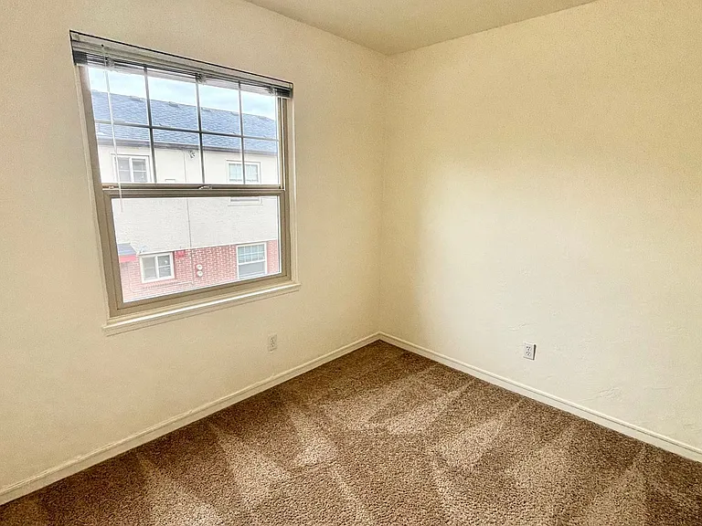 N0131 - Claremont Apartments — Photo 11