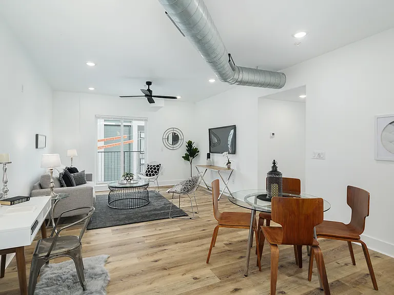 2621 W Oxford St #401 — Photo 8