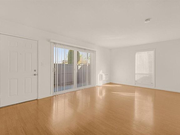 3rd image of 10193 Park Cir W APT 1