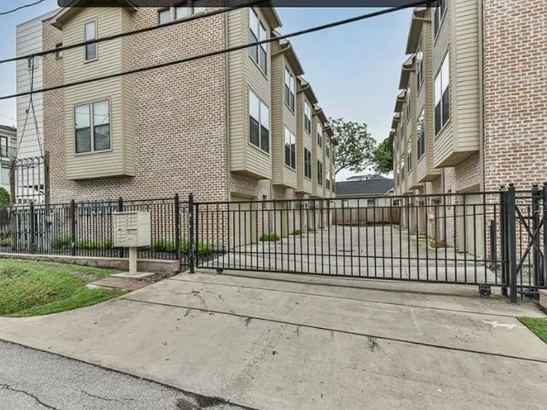 Floyd St — Photo 15