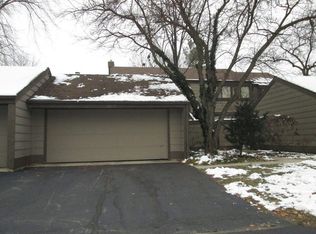 175 N Glengarry Dr APT B, Geneva, IL 60134