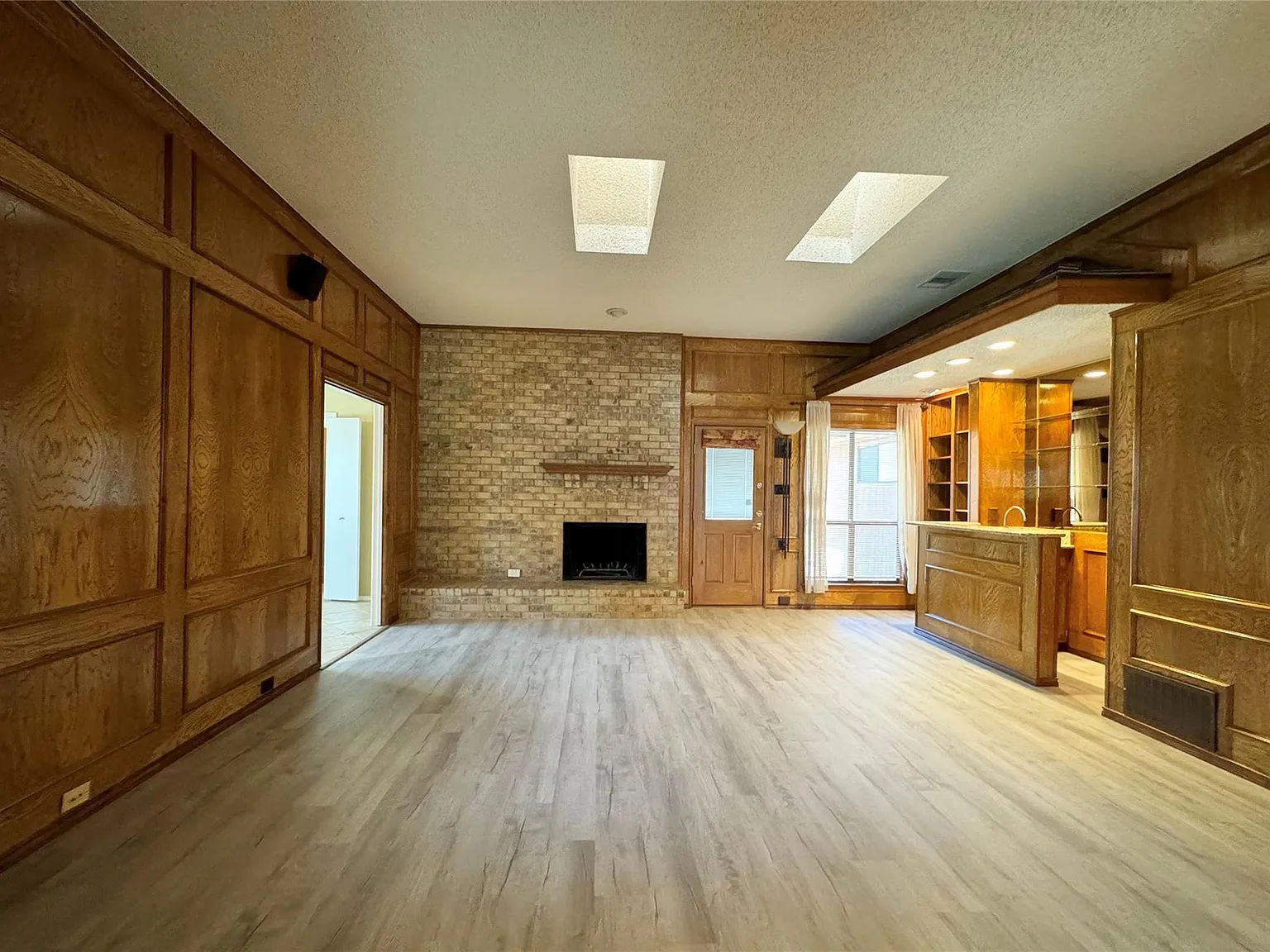 4 bed, 1964 sqft, $2,950 — Photo 3
