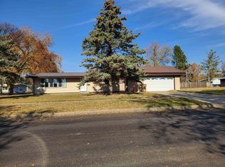 2528 2nd Ave SW, Minot, ND 58701