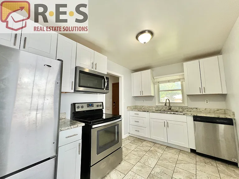 2216 Elmira St — Photo 3