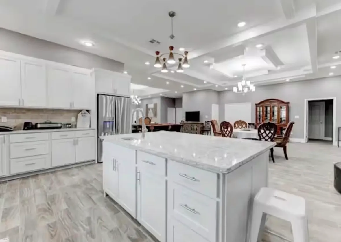 2716 Hillside Dr — Photo 2