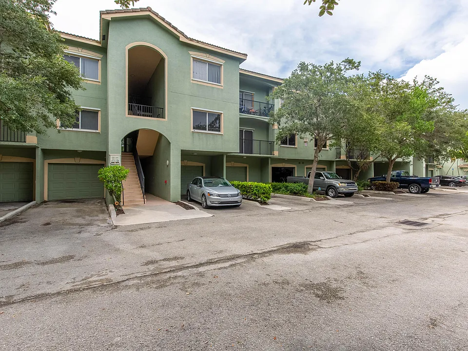 350 Crestwood Cir
