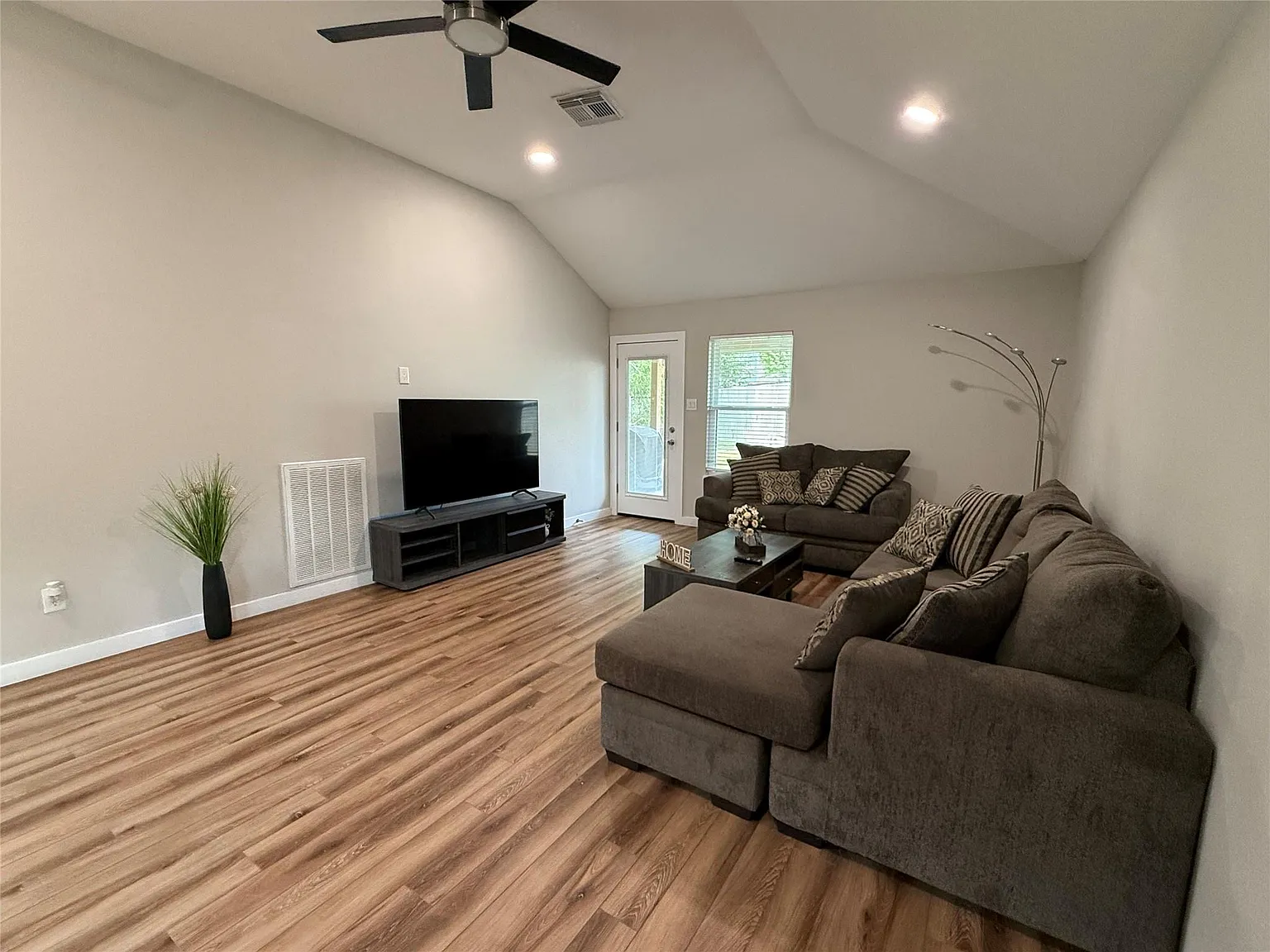 3 bed, 2.0 bath, 1618 sqft, $2,200 — Photo 3