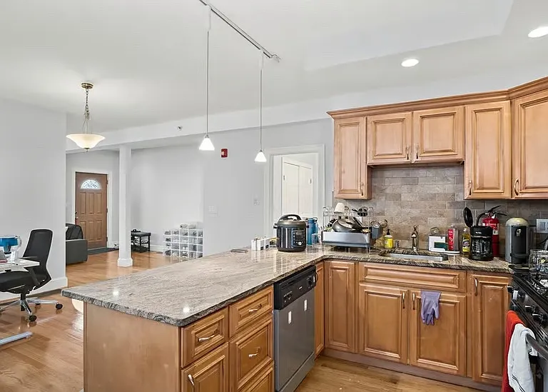 21 Aldrich St — Photo 3