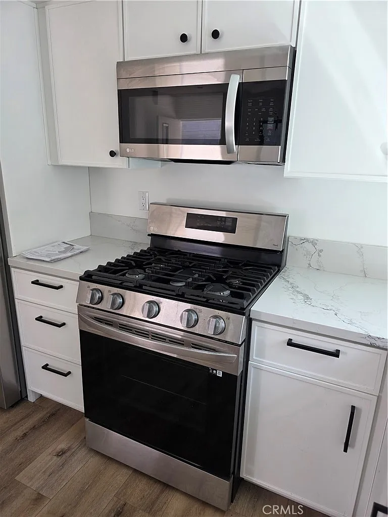 2 bed, 727 sqft, $2,700 — Photo 2