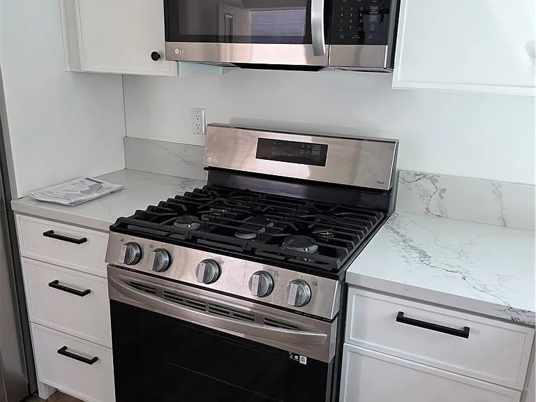 6130 Hazeltine Ave #3 — Photo 2