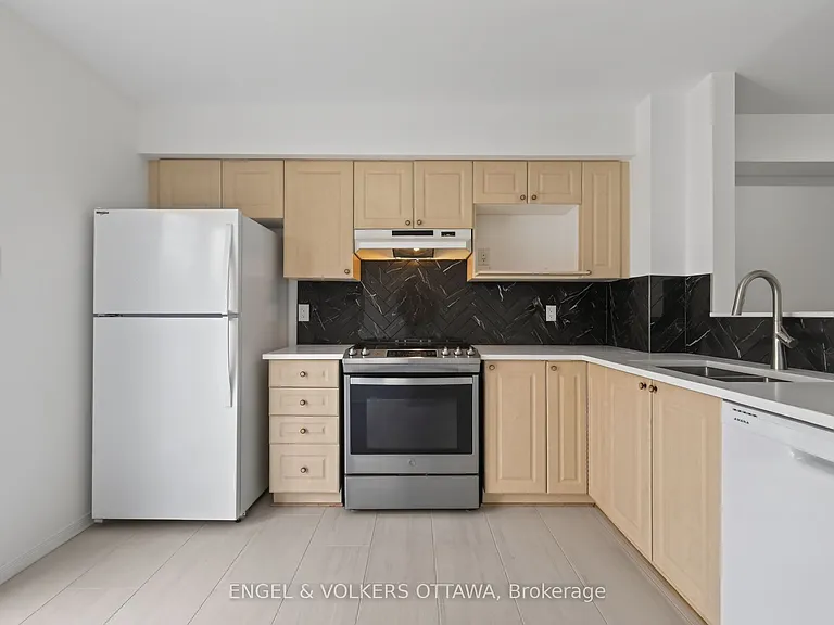 104 Manhattan Cres — Photo 6