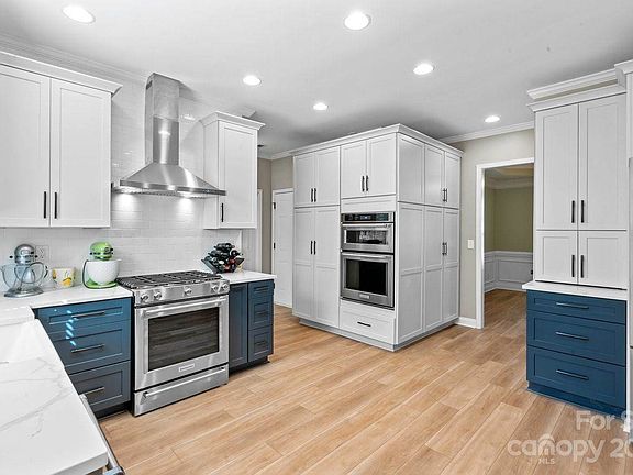 5th image of 121 Middleton Pl