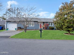 102 Oak Tree Ln, Toms River, NJ 08753