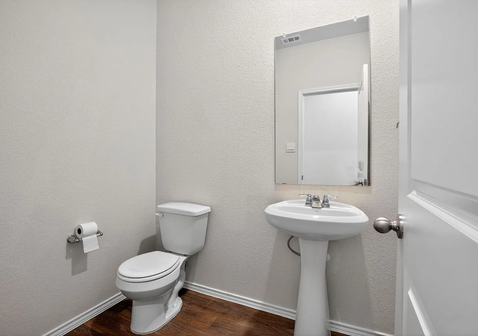 Move-In Ready 4-Bedroom Home Near Parks, Golf & Dining — Photo 4