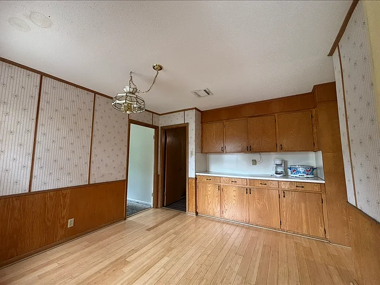 2102 Elmwood Dr — Photo 7
