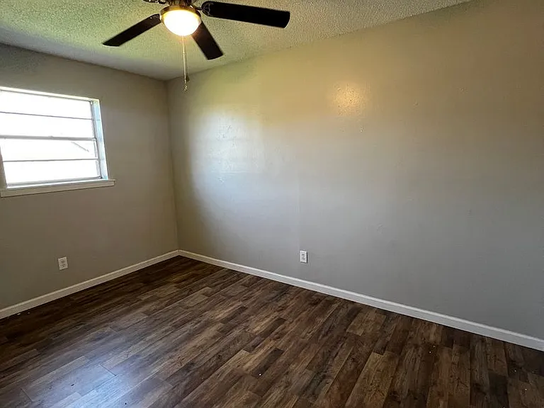 302 E Houston St — Photo 22