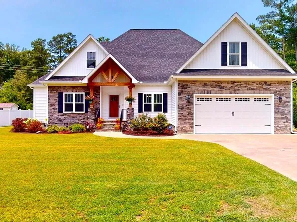 305 Summerfield Dr, Pikeville, NC 27863