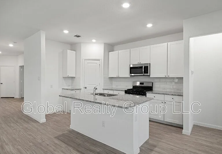 9105 Navarro Vis — Photo 4