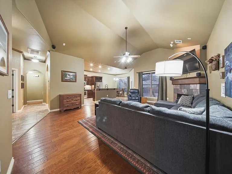 2425 Glenmere Dr — Photo 3