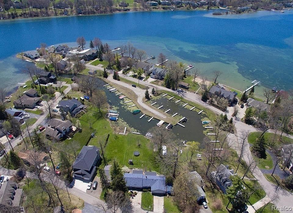 1st image of 5563 Park Dr