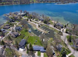 5563 Park Dr, Orchard Lake, MI 48324