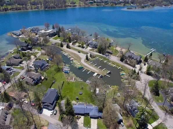 5563 Park Dr, Orchard Lake, MI 48324