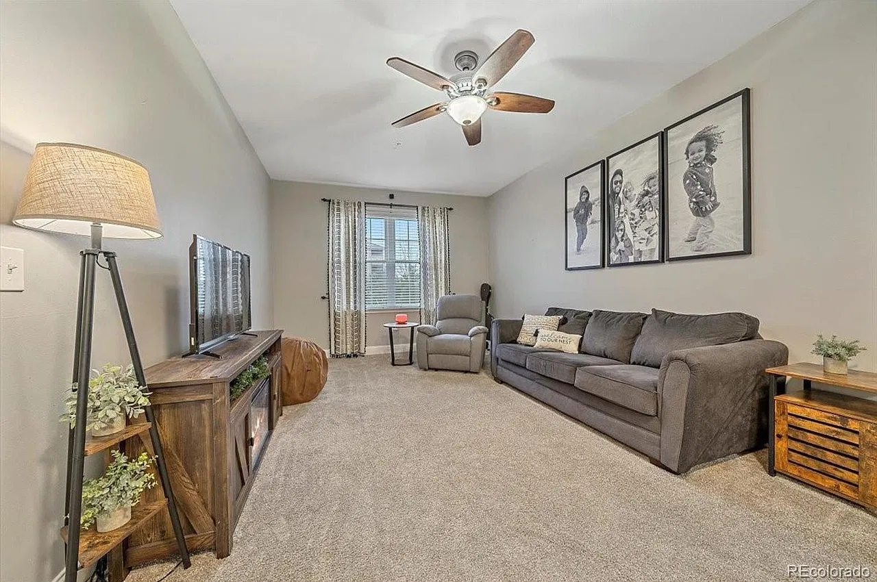 2 bed, 929 sqft, $1,950 — Photo 1