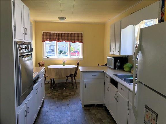 5th image of 18 Alburtus Ave