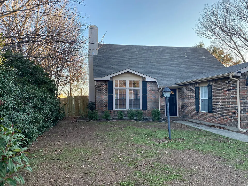 2709 Thunderbird Dr